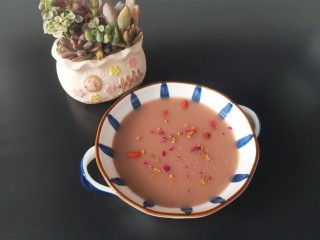 红豆薏米糊,盛出后觉得太单一可撒少少许桂花，玫瑰花枸杞作点缀，增加视觉效果