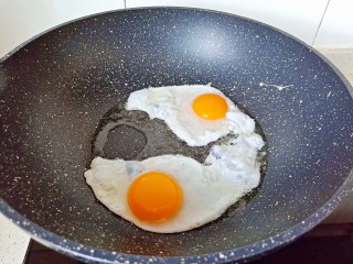荷包蛋焖面,锅里放少许油，油热放入鸭蛋。