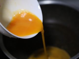 酱油蛋炒饭,锅里倒入少许油，烧热后倒入蛋液