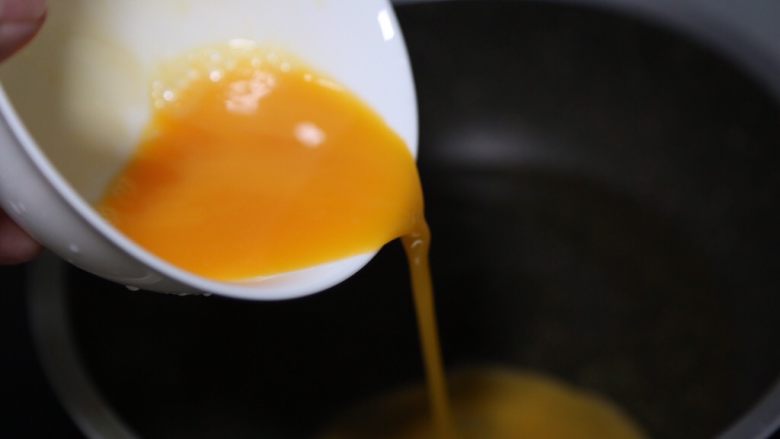 酱油蛋炒饭,锅里倒入少许油，烧热后倒入蛋液