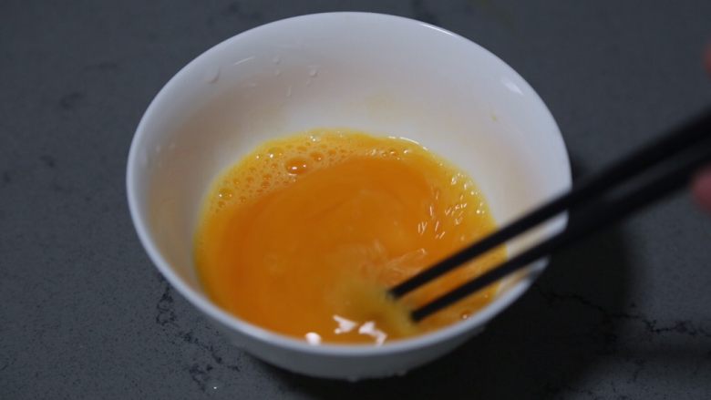 酱油蛋炒饭,用筷子搅匀