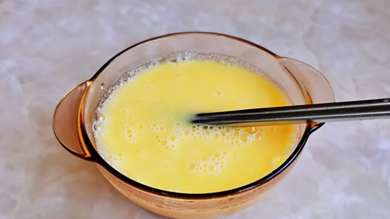 豆腐鸡蛋羹,再次用筷子打至均匀。