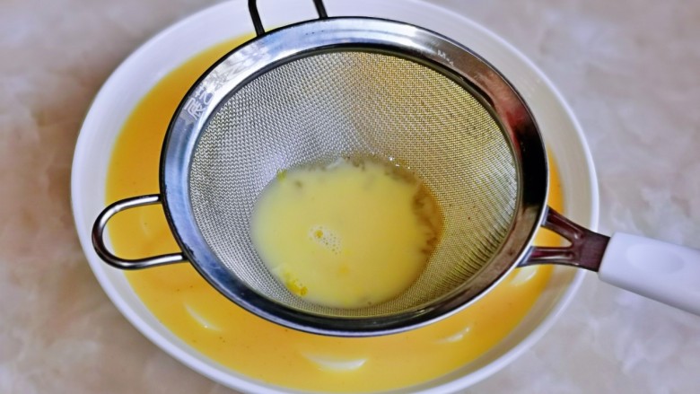 豆腐鸡蛋羹,将蛋液过细筛到豆腐盘中。