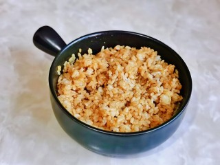 酱油蛋炒饭,米饭中加入一勺生抽，一勺蚝油，搅拌均匀。