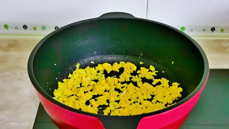 酱油蛋炒饭,起油锅，倒入蛋液，立即用筷子不停搅拌，煎至蛋液凝固盛出备用。