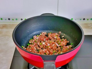 酱油蛋炒饭,起油锅，加入腌制好的牛肉丁煸炒至变色。