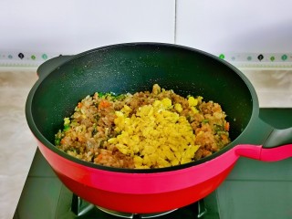 酱油蛋炒饭,加入拌好的米饭翻炒均匀。