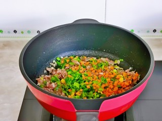 酱油蛋炒饭,加入切好的胡萝卜碎与青椒丁。