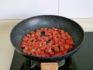 臊子面,锅中加入少许橄榄油，再倒入牛排丁。