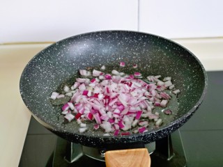 臊子面,锅中再倒入食用油，再加入洋葱丁煸炒出香味。