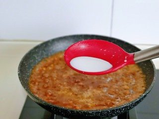 臊子面,淀粉加入少许纯净水化开，再淋入锅中。