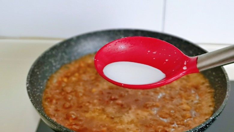 臊子面,淀粉加入少许纯净水化开，再淋入锅中。