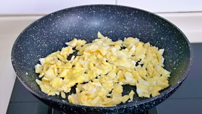 扇贝炒鸡蛋,煎至表面凝固后用铲子铲小块，盛出装盘备用。
