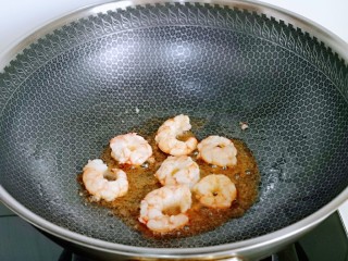 爆炒章鱼,起油锅，加入红虾仁煸炒至变色盛出备用。