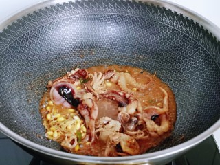 爆炒章鱼,另起油锅，倒入半成品的章鱼快速翻炒1分钟盛出备用。