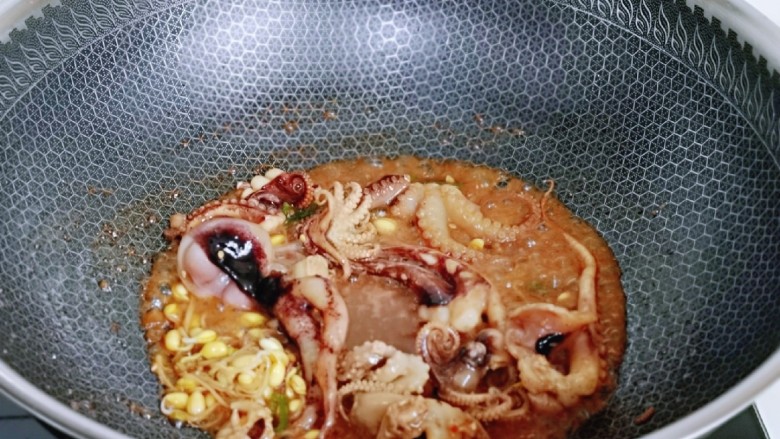 爆炒章鱼,另起油锅，倒入半成品的章鱼快速翻炒1分钟盛出备用。