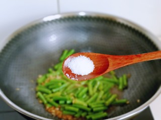 爆炒章鱼,按个人口味加入盐，翻炒2分钟，使豇豆入味。