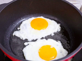 荷包蛋焖面,锅油先倒入适量的食用油烧热，打入鸡蛋，煎至两面焦黄