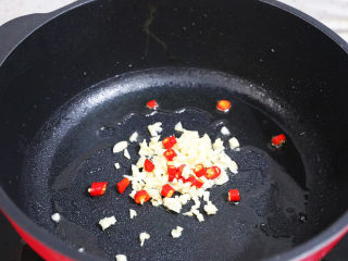 荷包蛋焖面,原锅再次倒入适量的食用油烧热，放入蒜末、小米椒