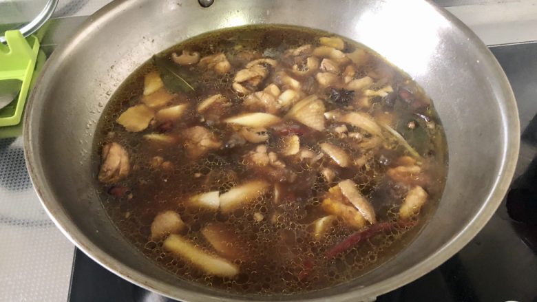 香菇炖鸡腿➕香菇山药烧鸡腿,转中大火收汁，我想用汤汁泡饭，所以留的汤汁比较多