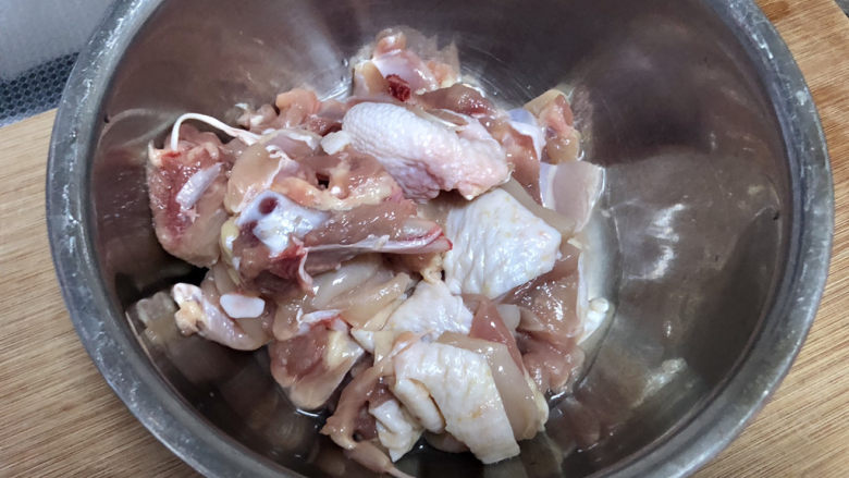 香菇炖鸡腿➕香菇山药烧鸡腿,鸡腿清洗切块