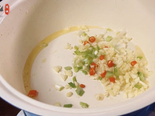 荷包蛋焖面,再烧点油，把葱蒜小米辣炒出香味