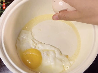 荷包蛋焖面,起锅烧油，煎两个荷包蛋先