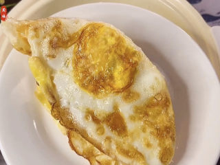 荷包蛋焖面,煎好的荷包蛋，蛋白酥酥的，一会再吸饱汤汁，超好吃。荷包蛋煎好出锅备用