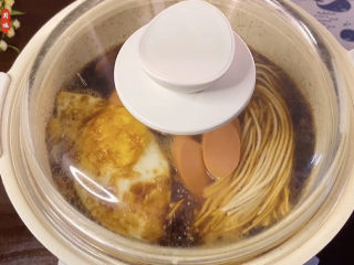 荷包蛋焖面,盖上盖小火焖五六分钟，期间最好看下锅，以免汤收干了，或者面粘锅底了