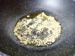 爆炒章鱼,锅里放油，下蒜泥生姜丝。
