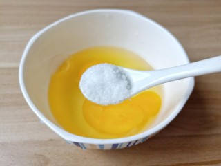 酱油蛋炒饭,鸡蛋打入碗里加入一勺盐。