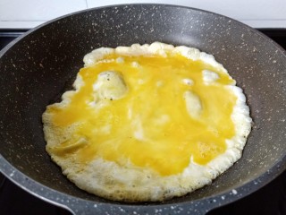酱油蛋炒饭,锅里放一点油放入鸡蛋液。