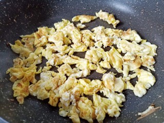酱油蛋炒饭,快速将鸡蛋液炒碎盛盘备用。