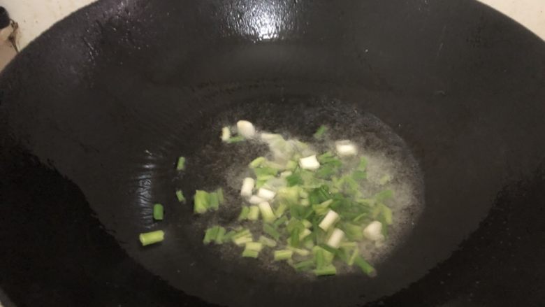 小葱拌豆腐,油热后加入葱头