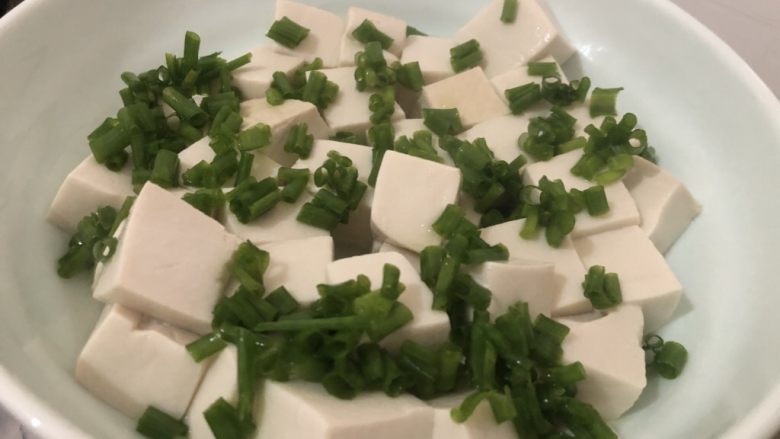 小葱拌豆腐,然后撒点葱花在豆腐上面