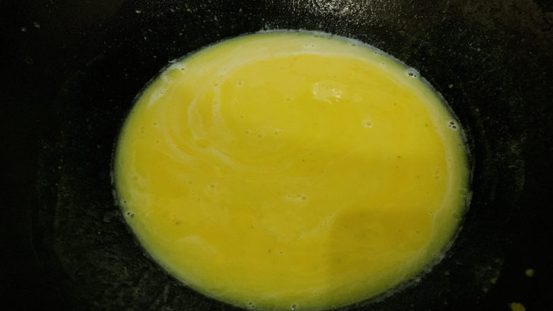 南瓜小圆子,入锅中煮沸。
