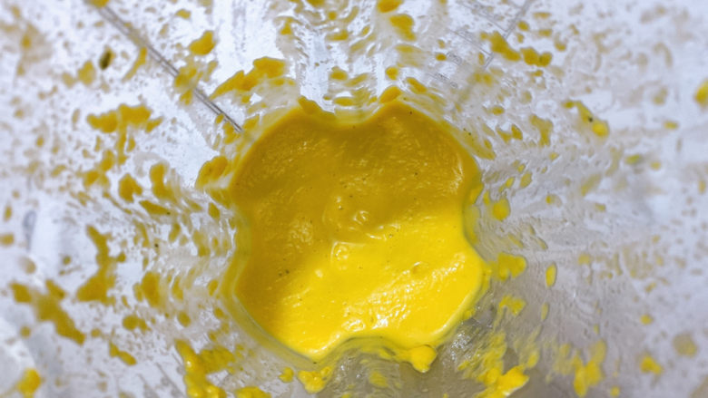 南瓜小圆子,搅打细腻，变成亮黄色的南瓜牛奶糊糊。