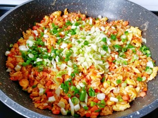 酱油蛋炒饭,加上两勺生抽快速翻炒均匀。快出锅时加上葱末与生菜。