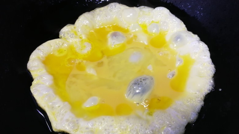 酱油蛋炒饭,油热倒入蛋液。