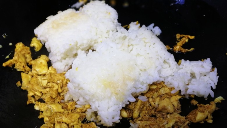 酱油蛋炒饭,放入米饭。