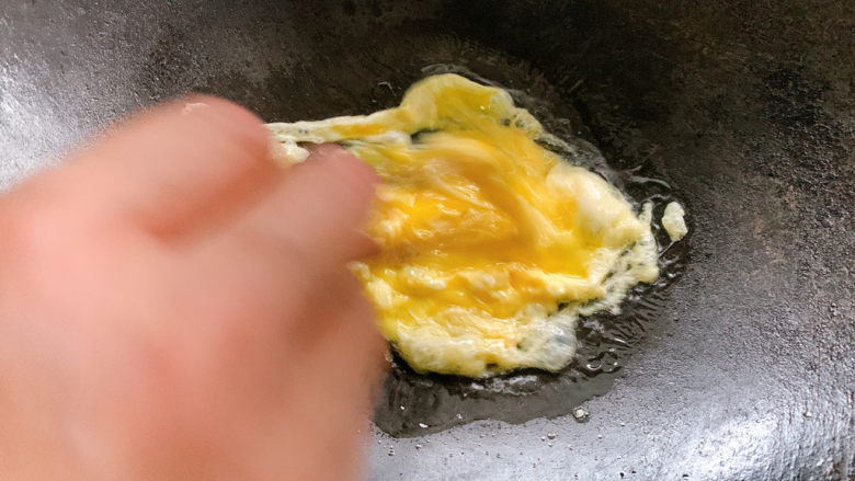 酱油蛋炒饭,加入鸡蛋液滑炒，用筷子搅散。