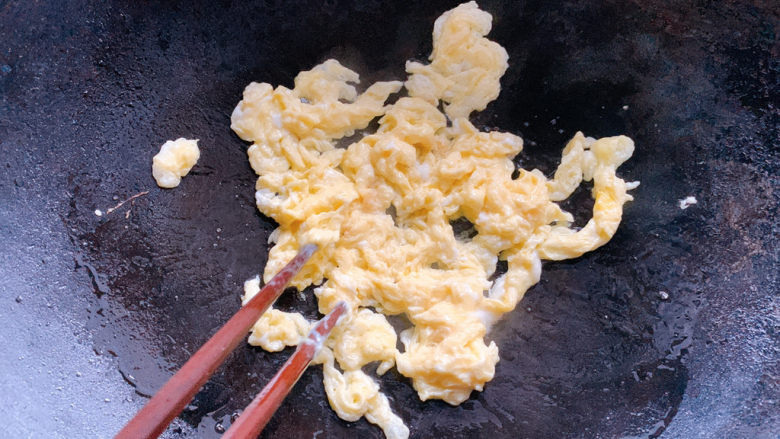 酱油蛋炒饭,蛋液初凝固就取出备用，因为一会儿还要回锅炒，所以这一步的炒蛋，持续时间不要太长。