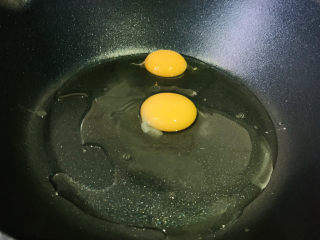 酱油蛋炒饭,打入鸡蛋