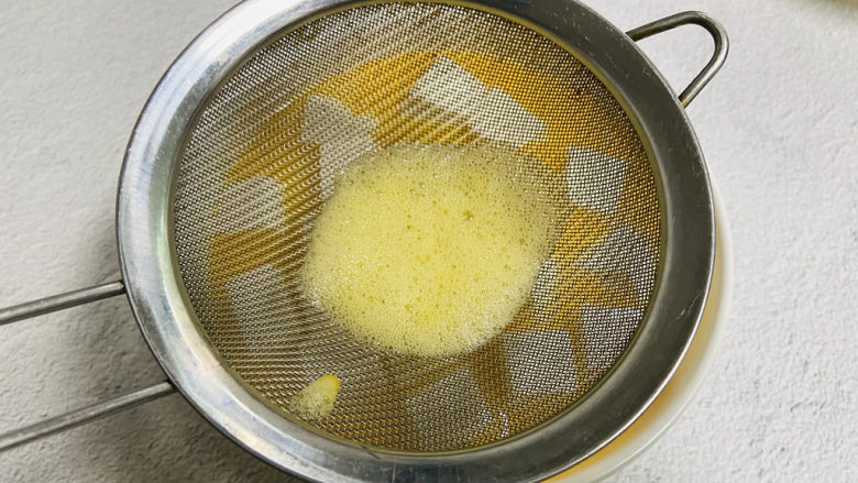 豆腐鸡蛋羹,蛋液过滤一遍会更细腻