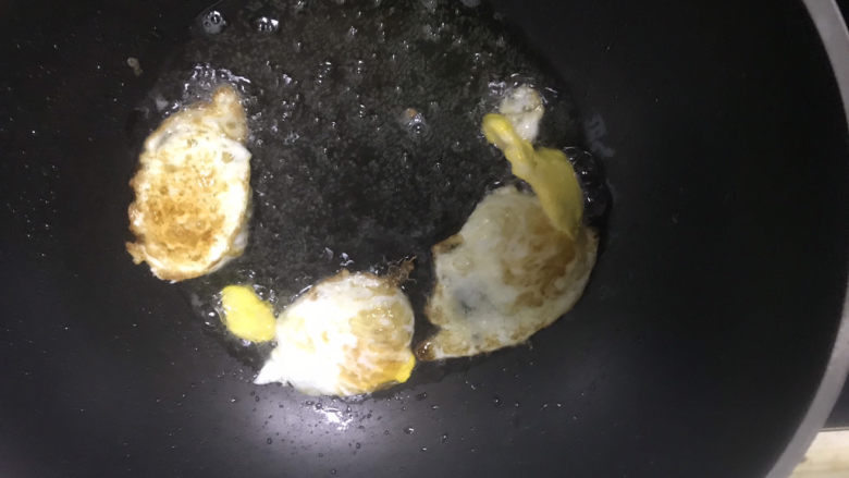 荷包蛋焖面,煎至表面焦黄微焦
