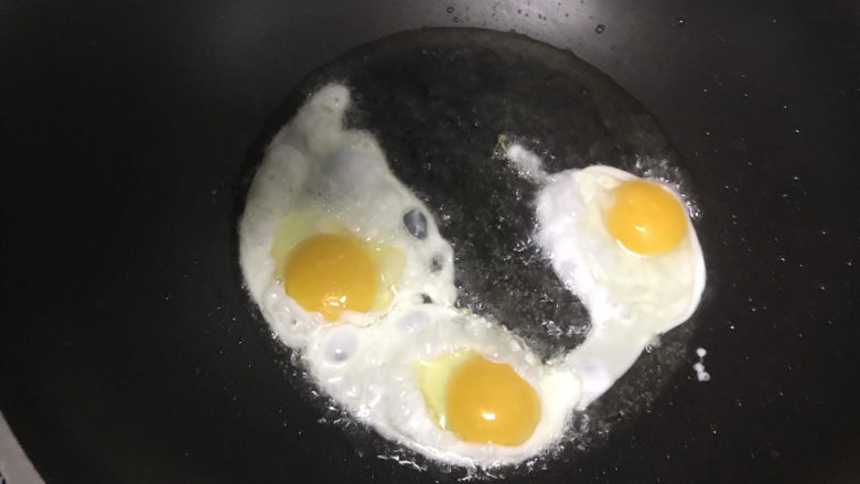 荷包蛋焖面,起锅热油，打入鸡蛋