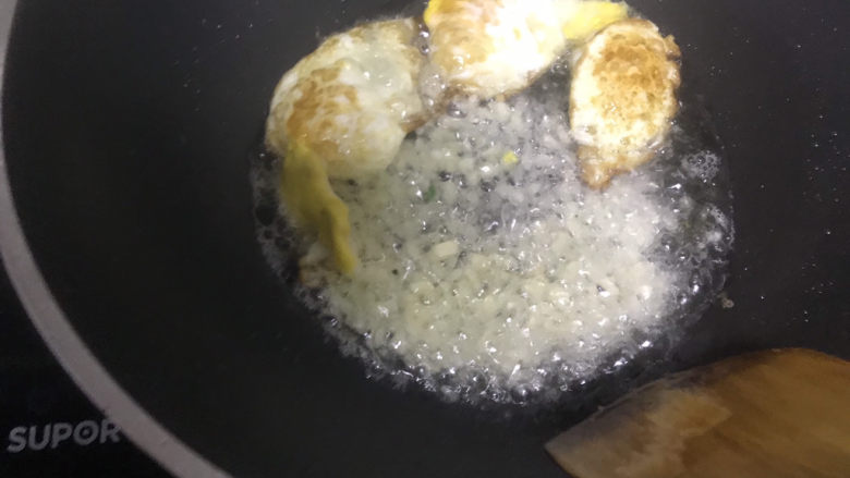荷包蛋焖面,下入蒜末炒香