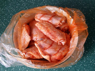 新奥尔良烤鸡翅,给鸡翅反复按摩、抓匀后腌制4小时以上，放冰箱过夜更佳
