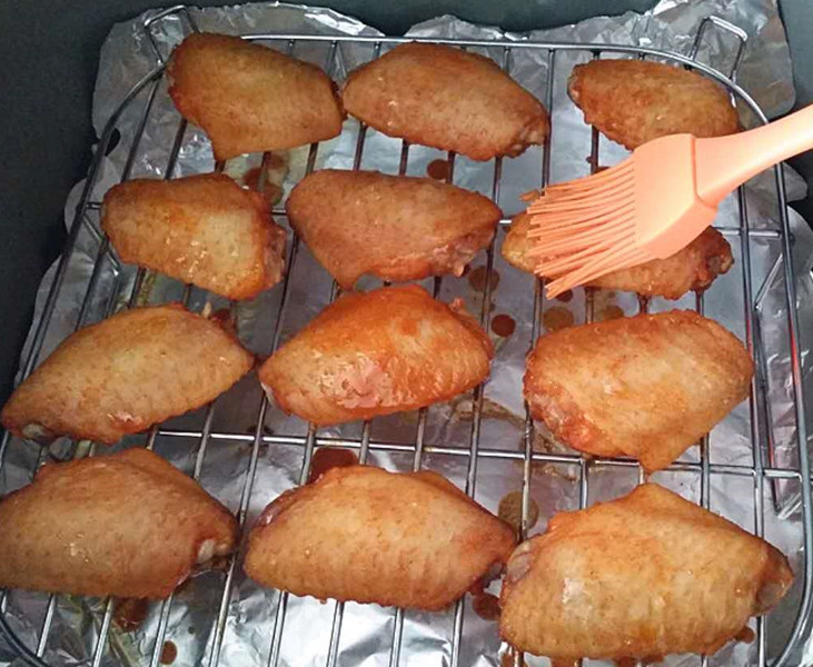 新奥尔良烤鸡翅,空气炸锅200度、烤20分钟，烤至8分钟左右打开上盖，刷层腌汁，翻面再刷下