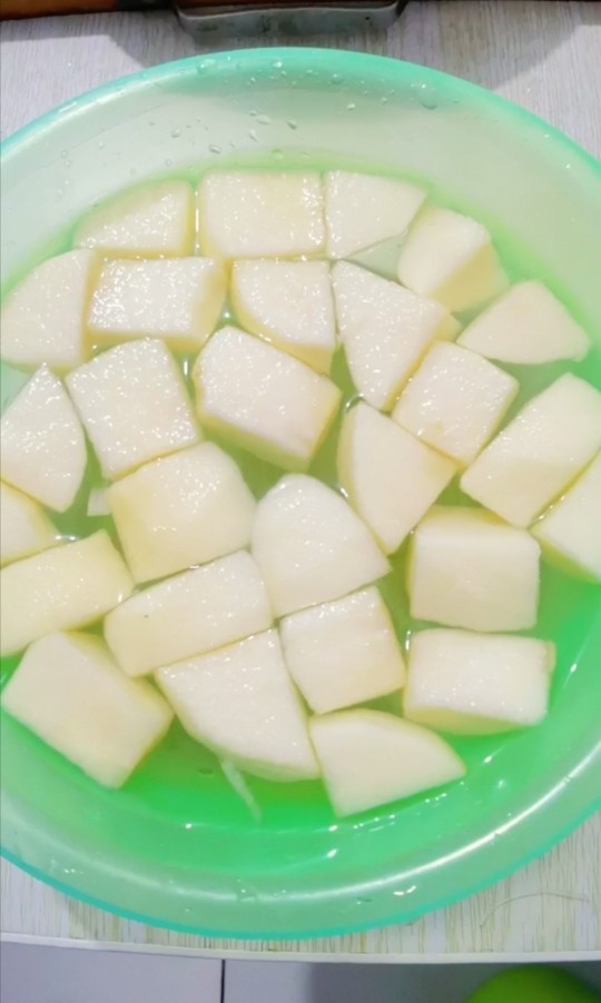拔丝地瓜苹果,把苹果切块，放入盘里，加入一小勺盐，泡五分钟，防止氧化